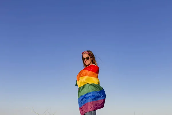 Femme Tenant Drapeau Arc Ciel Gay Dessus Ciel Bleu Extérieur — Photo