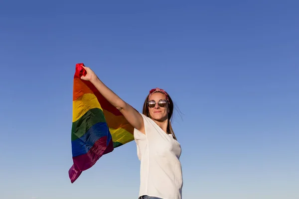 Жінка Тримає Гей Прапор Веселки Над Синім Небом Відкритому Повітрі — стокове фото