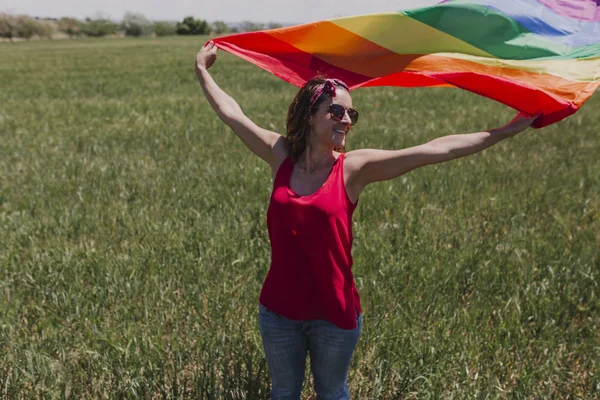 Mujer Sosteniendo Bandera Del Arco Iris Gay Prado Verde Aire — Foto de Stock