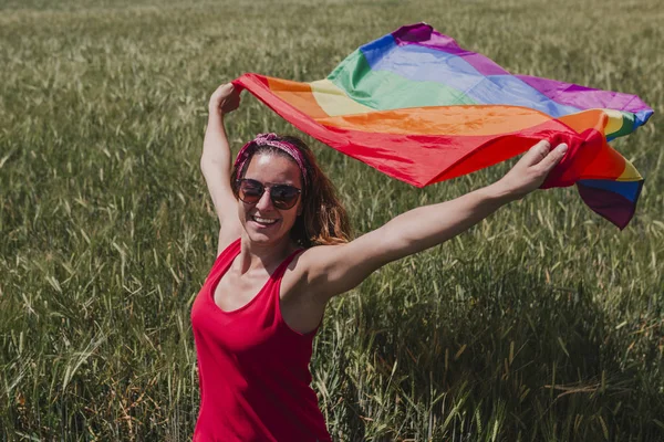 Wanita Yang Memegang Bendera Gay Rainbow Padang Rumput Hijau Luar — Stok Foto