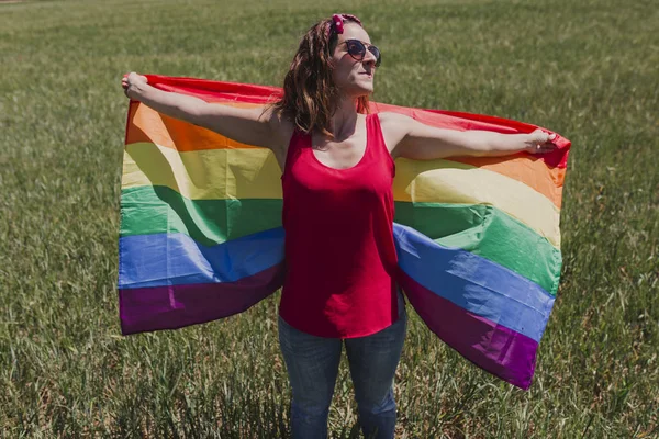 Wanita Yang Memegang Bendera Gay Rainbow Padang Rumput Hijau Luar — Stok Foto