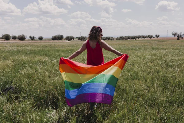 Mujer Sosteniendo Bandera Del Arco Iris Gay Prado Verde Aire — Foto de Stock