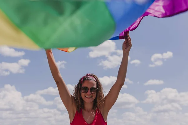 Wanita Yang Memegang Bendera Gay Rainbow Atas Langit Biru Dan — Stok Foto