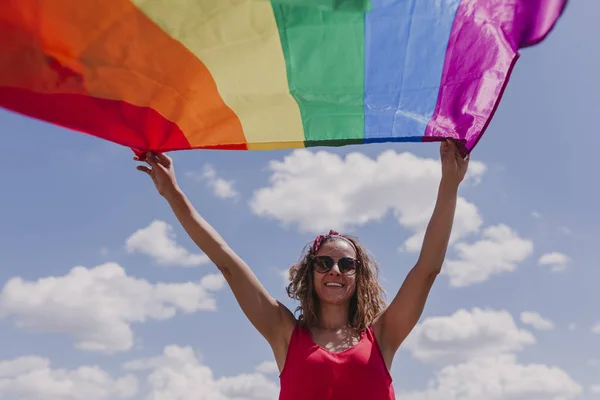 Mujer Sosteniendo Bandera Del Arco Iris Gay Sobre Cielo Azul — Foto de Stock