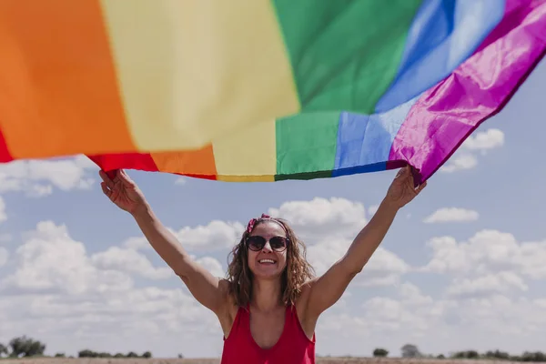 Kobieta Trzyma Gay Rainbow Flag Niebiesko Pochmurne Niebo Zewnątrz Szczęście — Zdjęcie stockowe