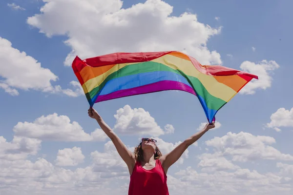 Wanita Yang Memegang Bendera Gay Rainbow Atas Langit Biru Dan — Stok Foto