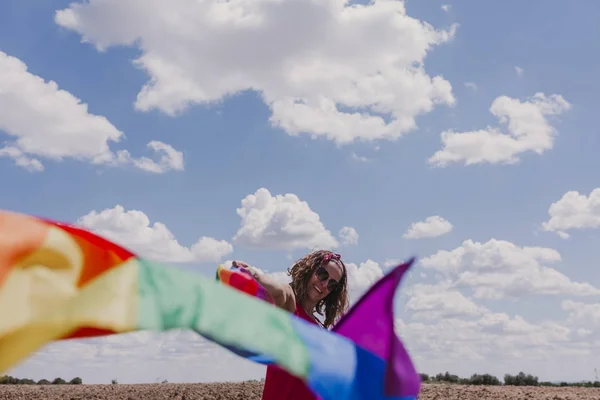 Wanita Yang Memegang Bendera Gay Rainbow Atas Langit Biru Dan — Stok Foto