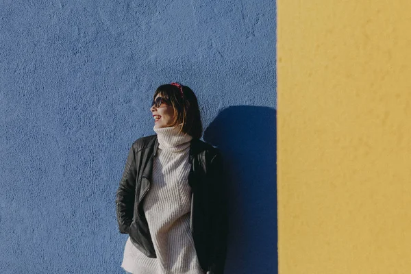 Retrato Una Joven Mujer Hermosa Aire Libre Sobre Fondo Azul — Foto de Stock