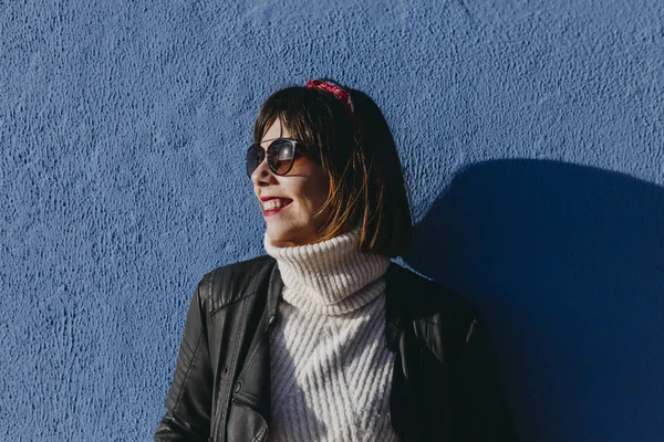 Retrato Una Joven Mujer Hermosa Aire Libre Sobre Fondo Azul — Foto de Stock