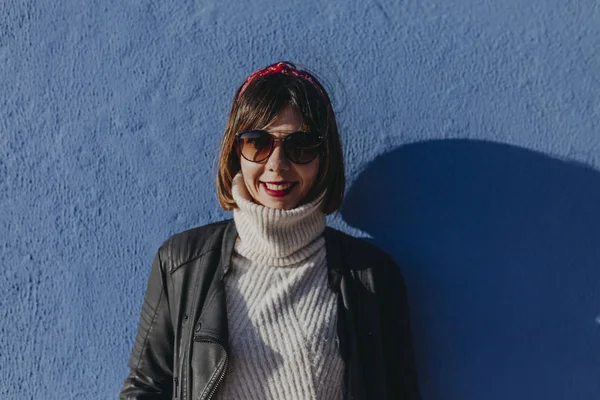 Retrato Una Joven Mujer Hermosa Aire Libre Sobre Fondo Azul — Foto de Stock