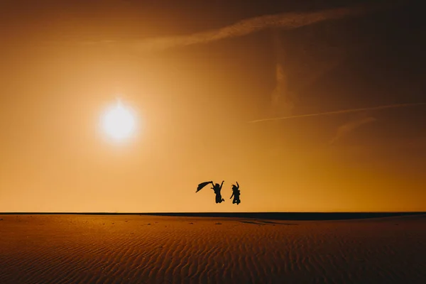 Silhueta Duas Mulheres Amigas Pulando Praia Pôr Sol Durante Hora — Fotografia de Stock