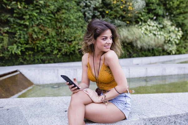 Muda Pirang Cantik Wanita Jalan Menggunakan Ponsel Dan Tersenyum Gaya — Stok Foto
