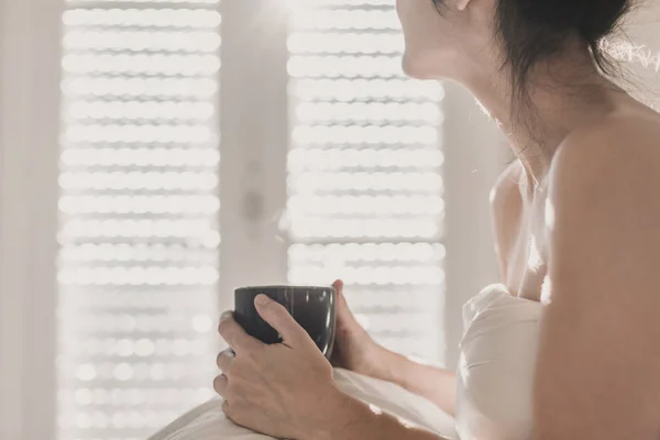 Mujer Desnuda Cubierta Sábanas Blancas Sentada Cama Disfrutando Una Taza —  Fotos de Stock