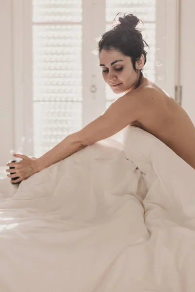 Гола Жінка Вкрита Білими Простирадлами Сидить Ліжку Насолоджується Чашкою Кави — стокове фото