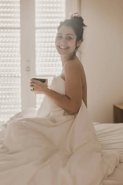 Гола Жінка Вкрита Білими Простирадлами Сидить Ліжку Насолоджується Чашкою Кави — стокове фото