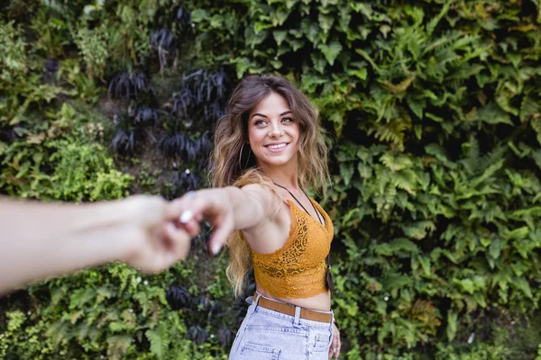 Retrato Una Joven Rubia Hermosa Mujer Calle Sonriendo Tomando Mano — Foto de Stock