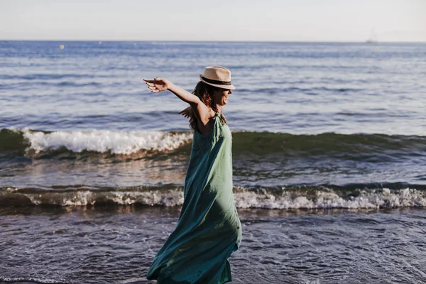 Wanita Cantik Berjalan Pantai Saat Matahari Terbenam Konsep Santai Dan — Stok Foto