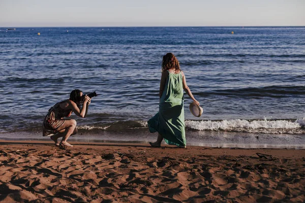 Fotografer Mengambil Gambar Wanita Cantik Berjalan Pantai Saat Matahari Terbenam — Stok Foto