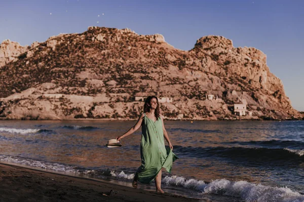 Wanita Cantik Berjalan Pantai Saat Matahari Terbenam Konsep Santai Dan — Stok Foto