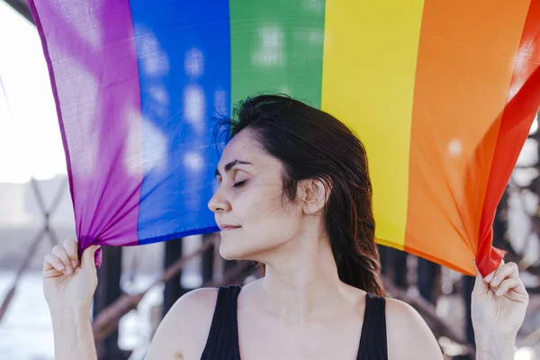 Joven Hermosa Mujer Sosteniendo Arco Iris Gay Bandera Aire Libre — Foto de Stock