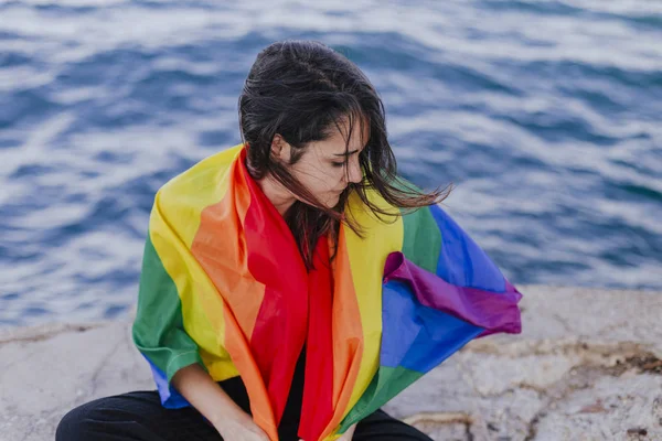 Joven Hermosa Mujer Sosteniendo Arco Iris Gay Bandera Aire Libre — Foto de Stock