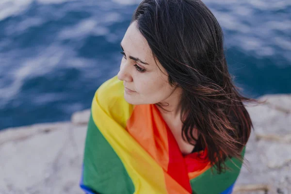 Joven Hermosa Mujer Sosteniendo Arco Iris Gay Bandera Aire Libre — Foto de Stock