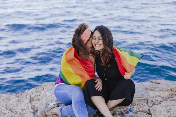 açık havada bir gökkuşağı eşcinsel bayrağı tutan genç güzel kadın. Yaşam tarzı bir gurur konsepti. Aşk aşktır