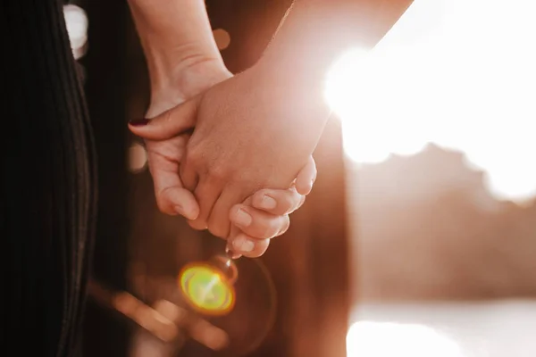 Pasangan Lesbian Muda Tak Dikenal Berpegangan Tangan Saat Matahari Terbenam — Stok Foto