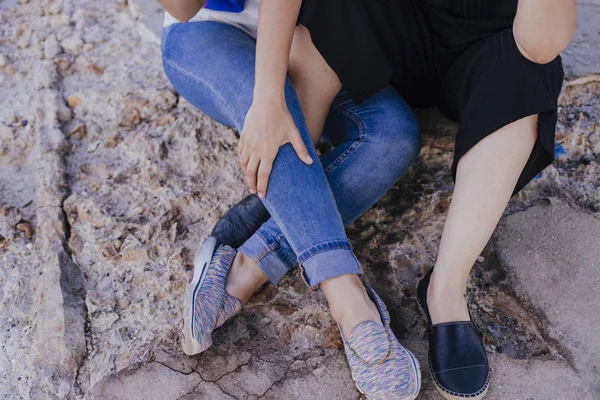 Pasangan Lesbian Muda Tak Dikenal Duduk Luar Ruangan Konsep Gaya — Stok Foto