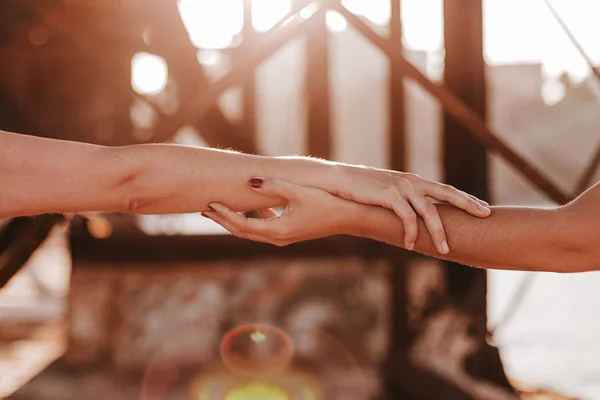 Pasangan Lesbian Muda Tak Dikenal Berpegangan Tangan Saat Matahari Terbenam — Stok Foto