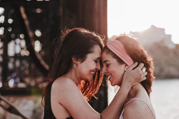 Pasangan Muda Lesbian Berpelukan Saat Matahari Terbenam Luar Rumah Konsep — Stok Foto