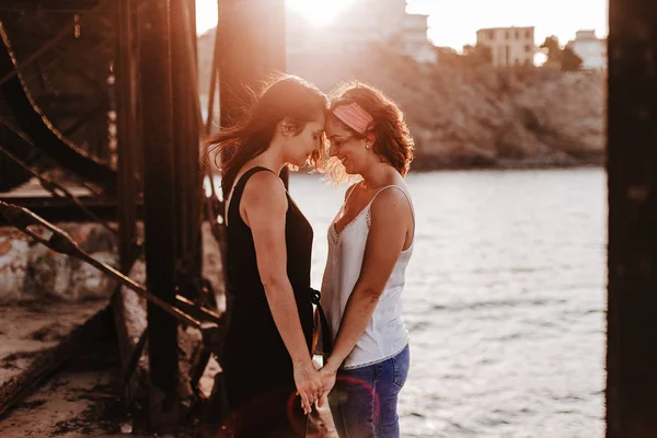 Pasangan Muda Lesbian Berpegangan Tangan Saat Matahari Terbenam Luar Ruangan — Stok Foto