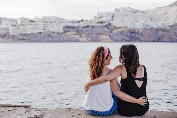 Dua Teman Wanita Duduk Dipeluk Pantai Konsep Gaya Hidup Luar — Stok Foto