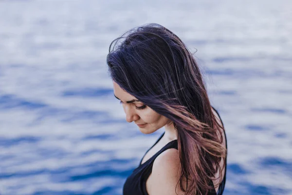 Retrato Aire Libre Una Joven Hermosa Mujer Atardecer Junto Mar — Foto de Stock