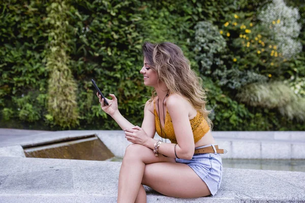 Sokakta Cep Telefonu Kullanarak Gülümseyen Genç Sarışın Güzel Kadın Açık Telifsiz Stok Fotoğraflar
