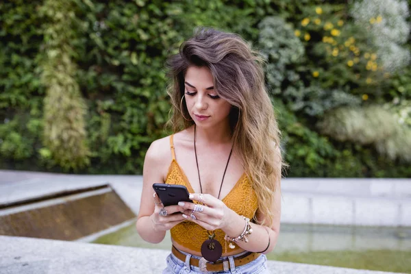 Jovem Mulher Bonita Loira Rua Usando Telefone Celular Sorrindo Estilo Imagens De Bancos De Imagens