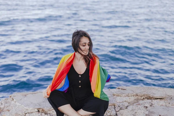 Giovane Bella Donna Che Tiene Una Bandiera Gay Arcobaleno All Immagine Stock