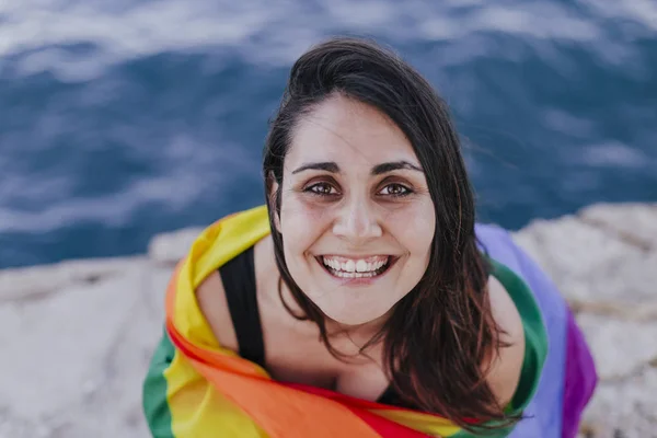Joven Hermosa Mujer Sosteniendo Arco Iris Gay Bandera Aire Libre Imagen De Stock
