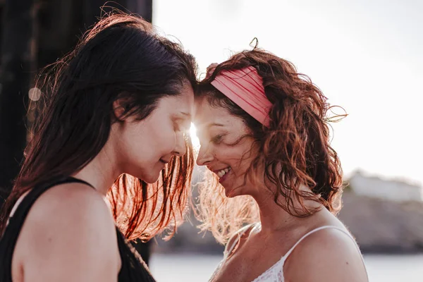 Jeune Couple Lesbien Étreignant Coucher Soleil Extérieur Concept Style Vie Photos De Stock Libres De Droits