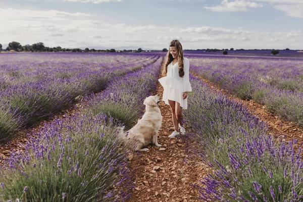 Wanita Cantik Dengan Anjing Retriever Emasnya Padang Lavender Saat Matahari — Stok Foto