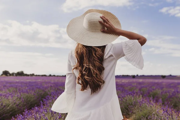 보라색 라벤더 밭에서 모자와 드레스를 매력적인 라이프 스타일 — 스톡 사진