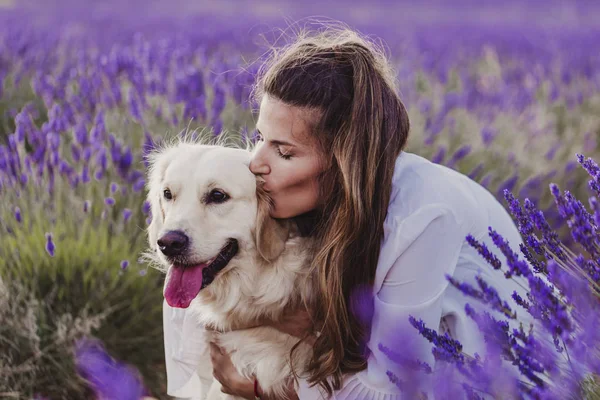 Wanita Cantik Mencium Anjing Golden Retriever Nya Padang Lavender Saat — Stok Foto