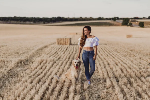 Wanita Cantik Berjalan Dengan Anjing Golden Retriever Nya Lapangan Kuning — Stok Foto