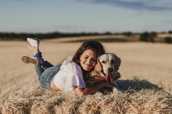 Wanita Cantik Berjalan Dengan Anjing Golden Retriever Nya Lapangan Kuning — Stok Foto