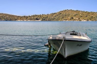 bir tekne görünümünü mljiet Adası'nda demirli. Hırvatistan. Dalmaçya