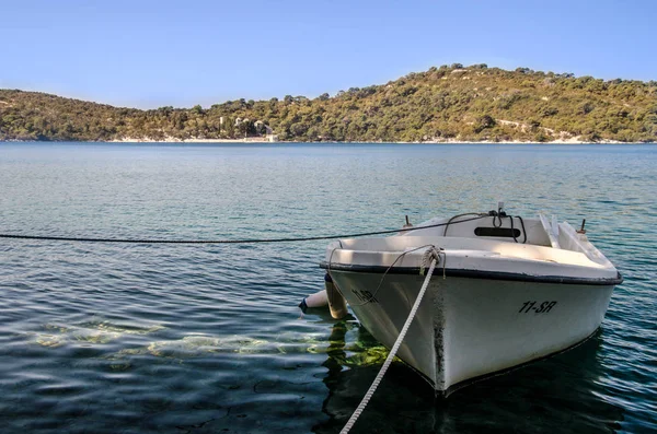 Vista Barco Ancorado Ilha Mljiet Croácia Dalmácia — Fotografia de Stock