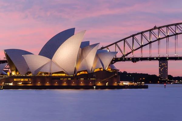 günbatımı, opera binası ve demir köprü sırasında Sydney Körfezi'nin panoramik görünümü. Avustralya. seyahat.