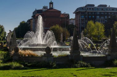 Milan, citylife distrcit parçası meydanda giulio cesare Çeşme görünümünü