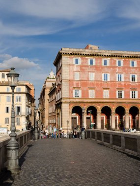 Trastevere girmeden önce sokak görünümü Sisto Brdige. Roma - İtalya