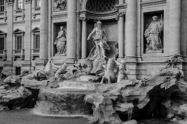 Roma'daki Trevi Çeşmesi ön görünümü. İtalya